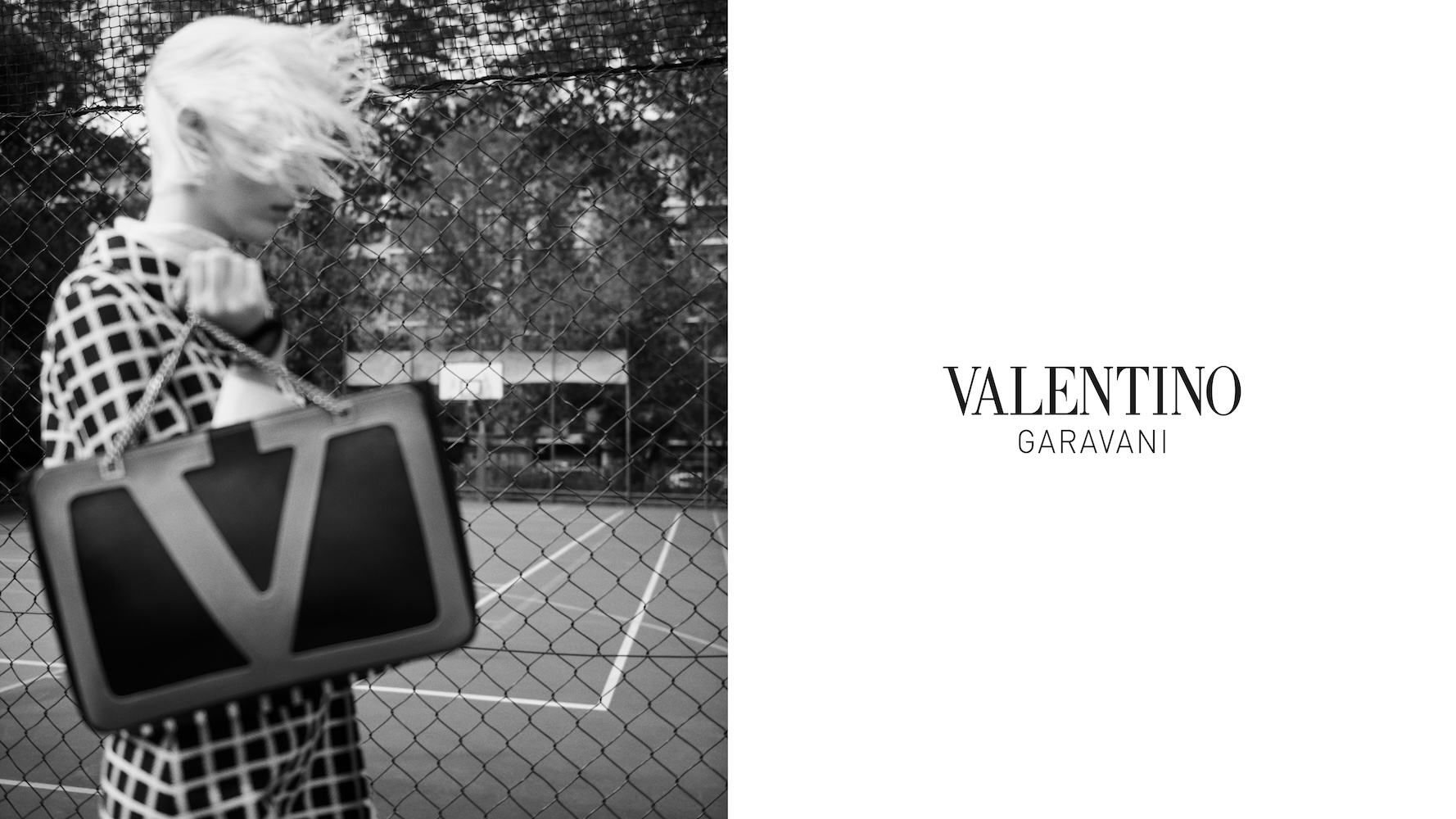 Mistero e raffinatezza nella nuova campagna dedicata alla borsa Valentino Garavani Viva Superstar