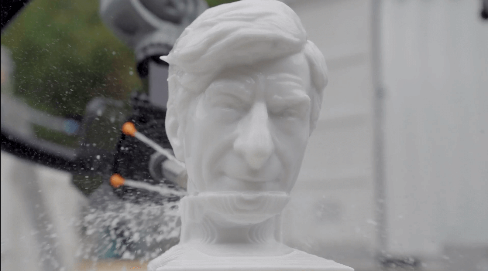 Un robot ha realizzato la nuova scultura in marmo di Maurizio Cattelan
