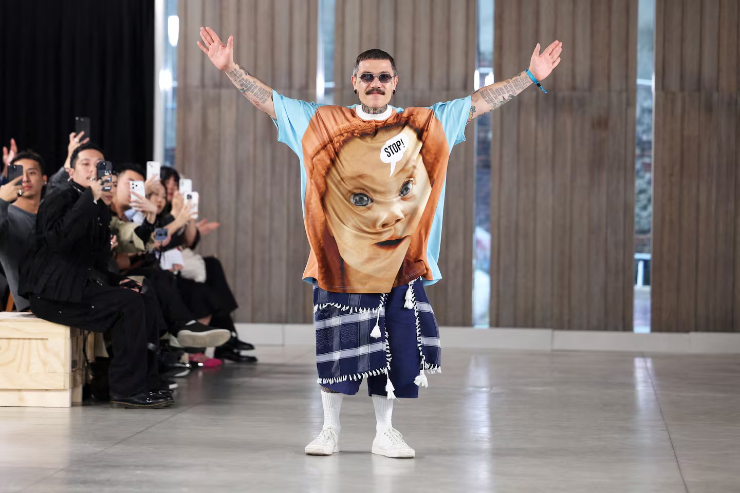 Adrian Appiolaza lascia la direzione creativa di Moschino