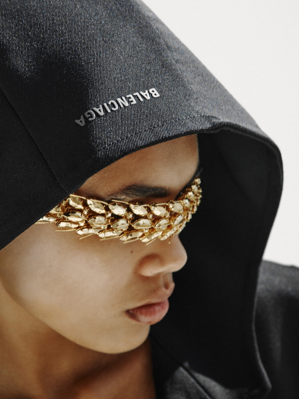 Balenciaga punta sulla leggerezza con la collezione Spring 2027