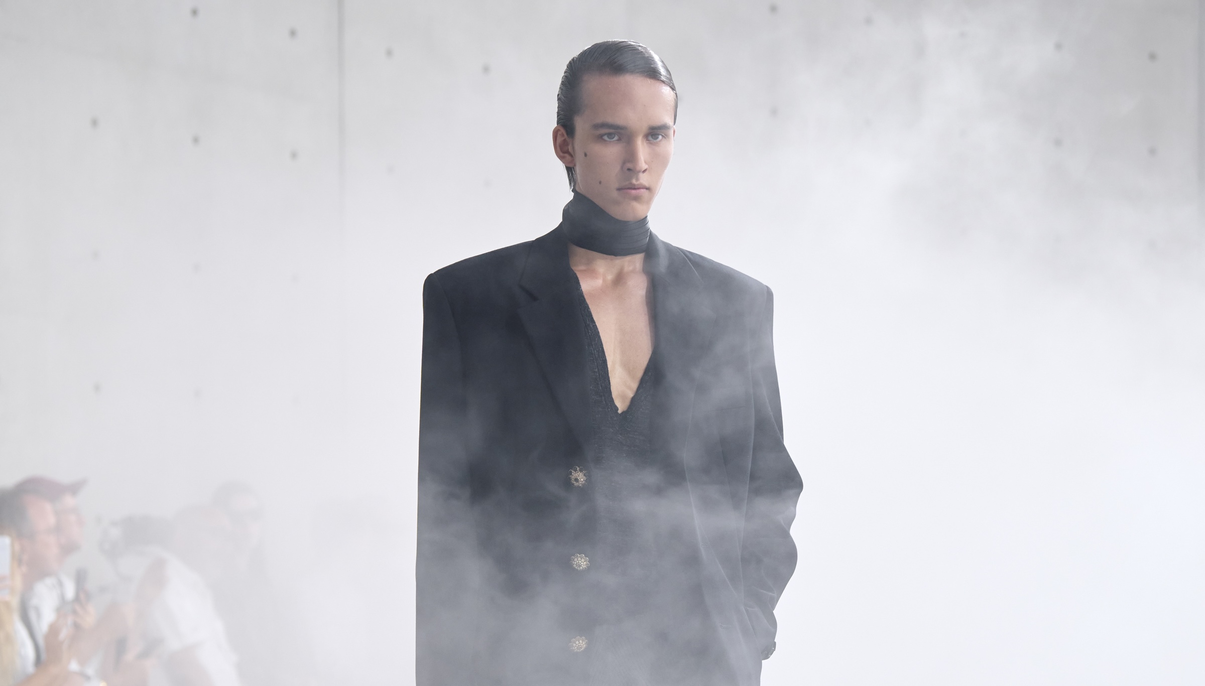 Saint Laurent ci insegna a essere seducenti senza sforzo