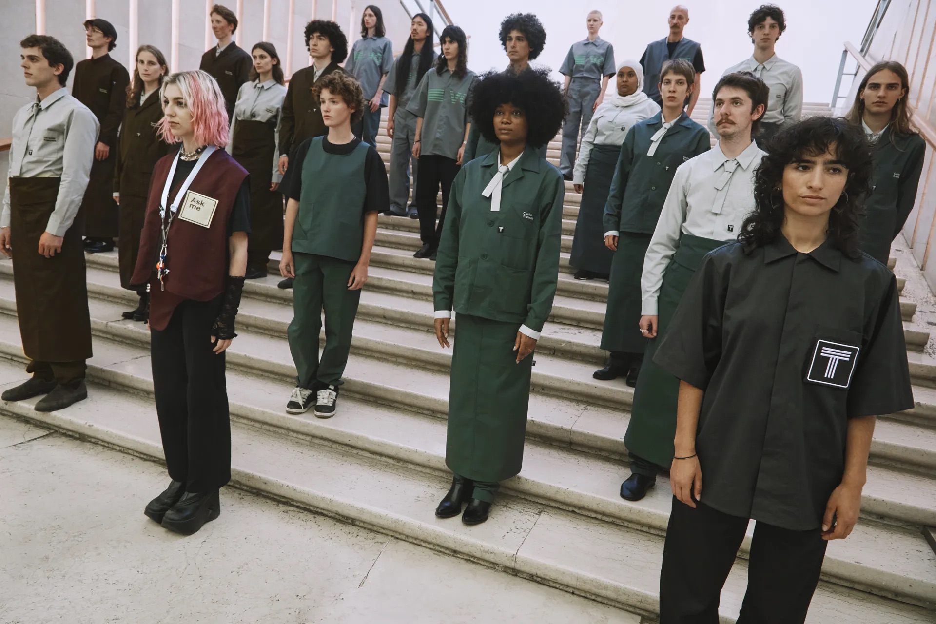 Le nuove uniformi di Triennale Milano, tra workwear e Bauhaus