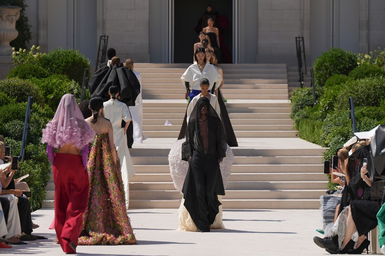 La prima collezione haute couture di Pierpaolo Piccioli per Balenciaga
