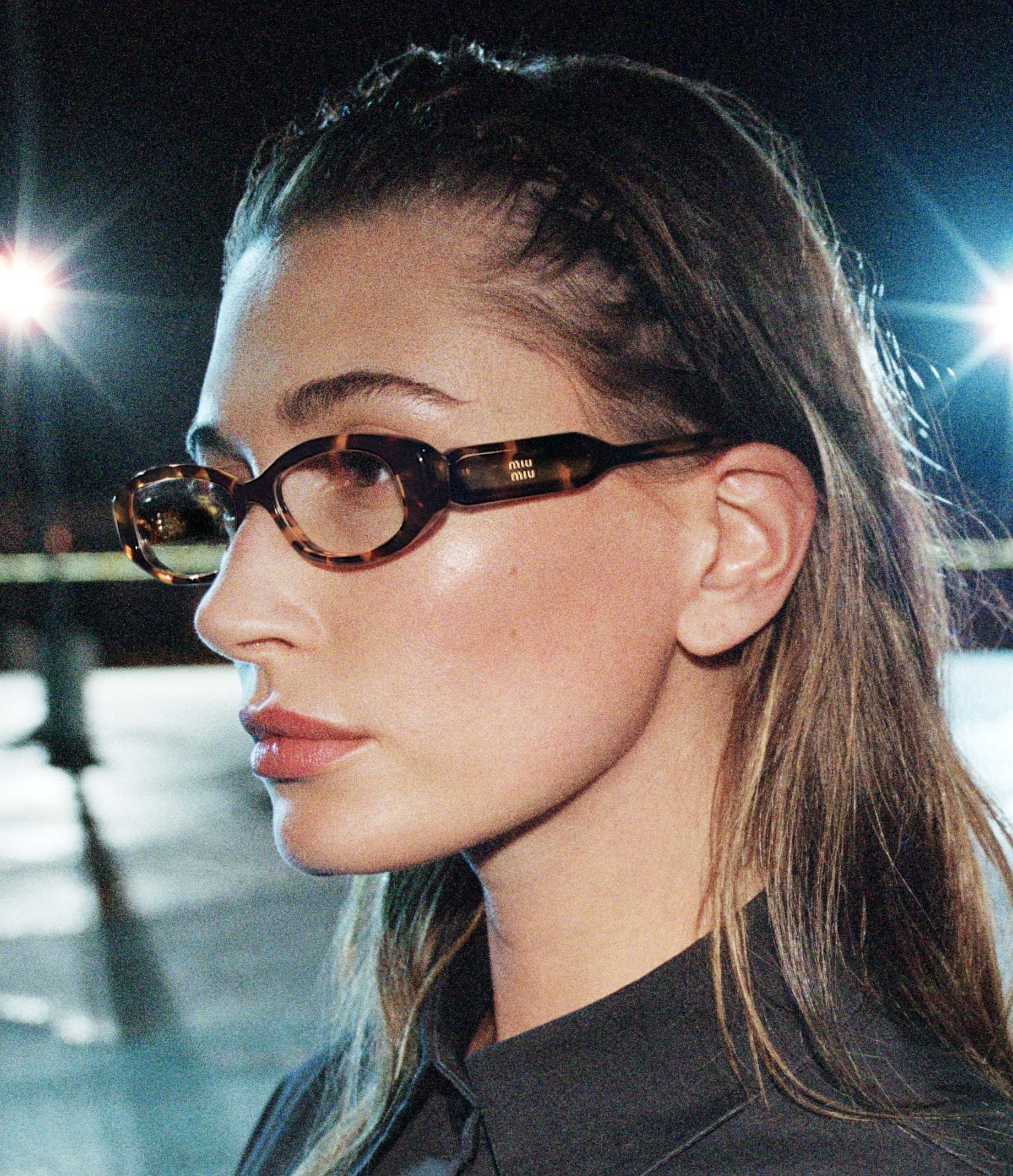 Hailey Bieber torna a essere protagonista di una campagna di Miu Miu
