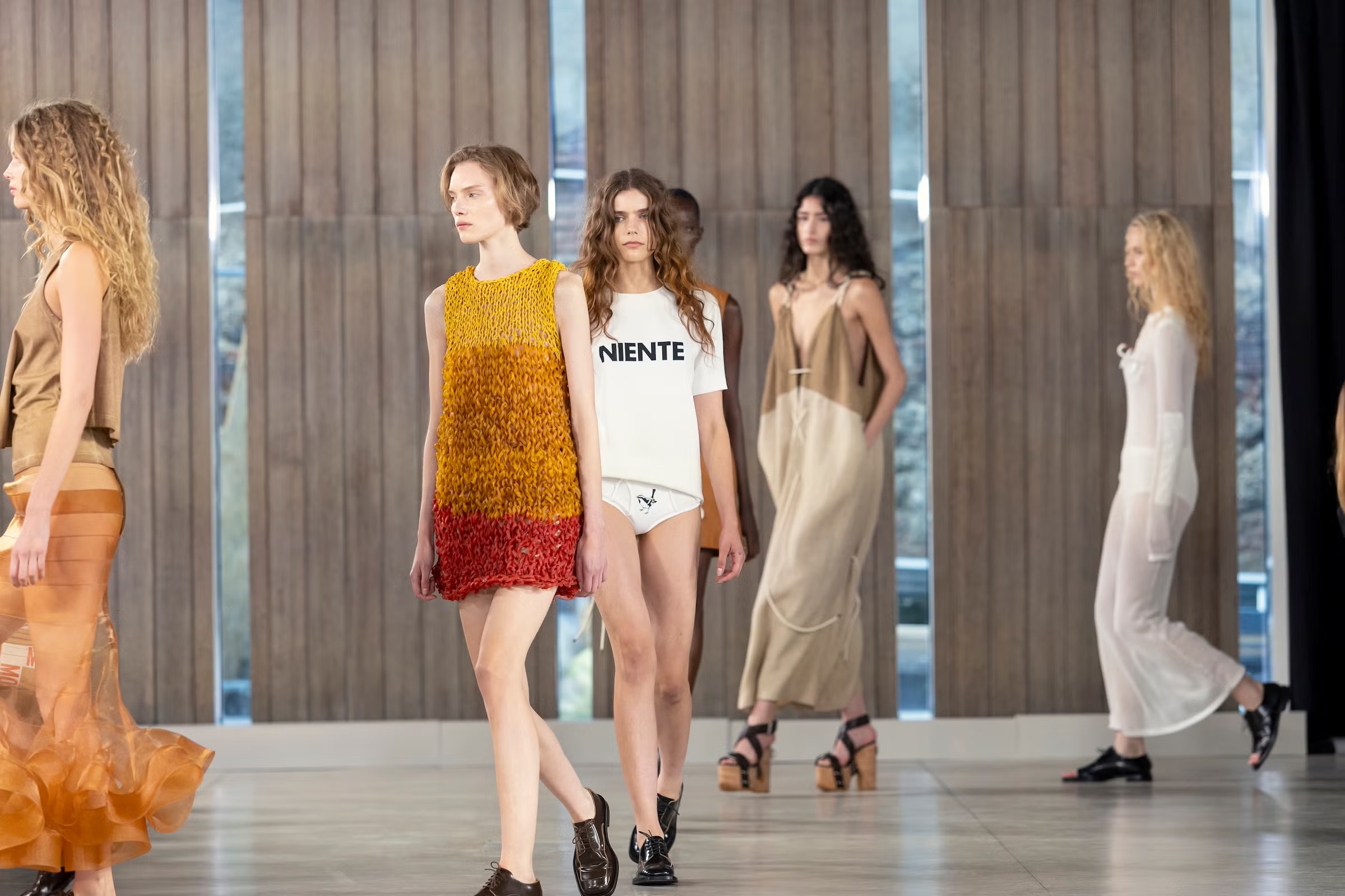 Sale l’attesa per il debutto del nuovo Moschino alla Milano Fashion Week di settembre