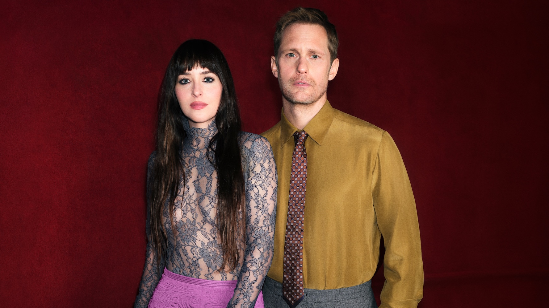 Il nuovo capitolo di Valentino Beauty inizia con Dakota Johnson e Alexander Skarsgård