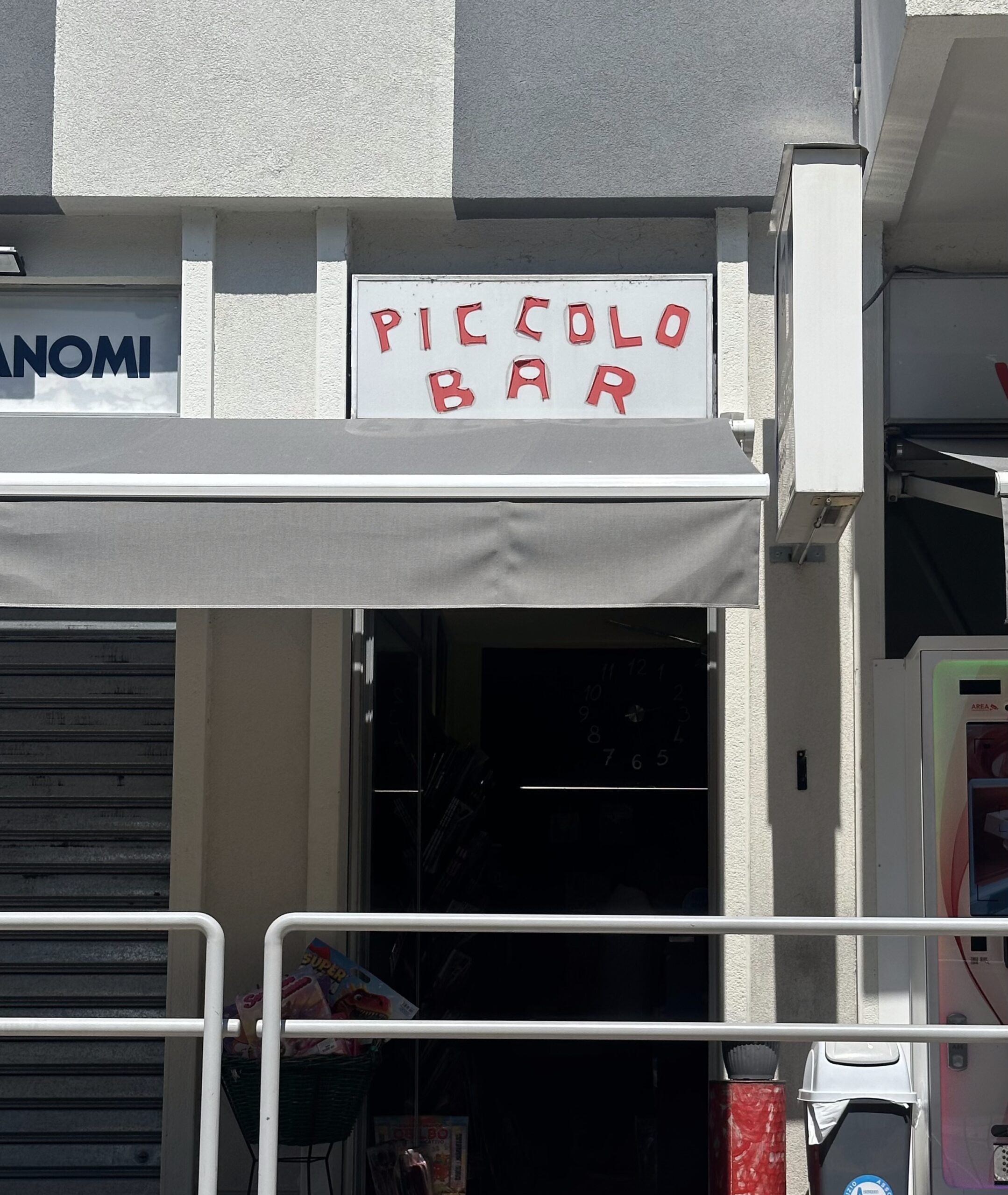 Abbiamo bisogno dei bar non performativi