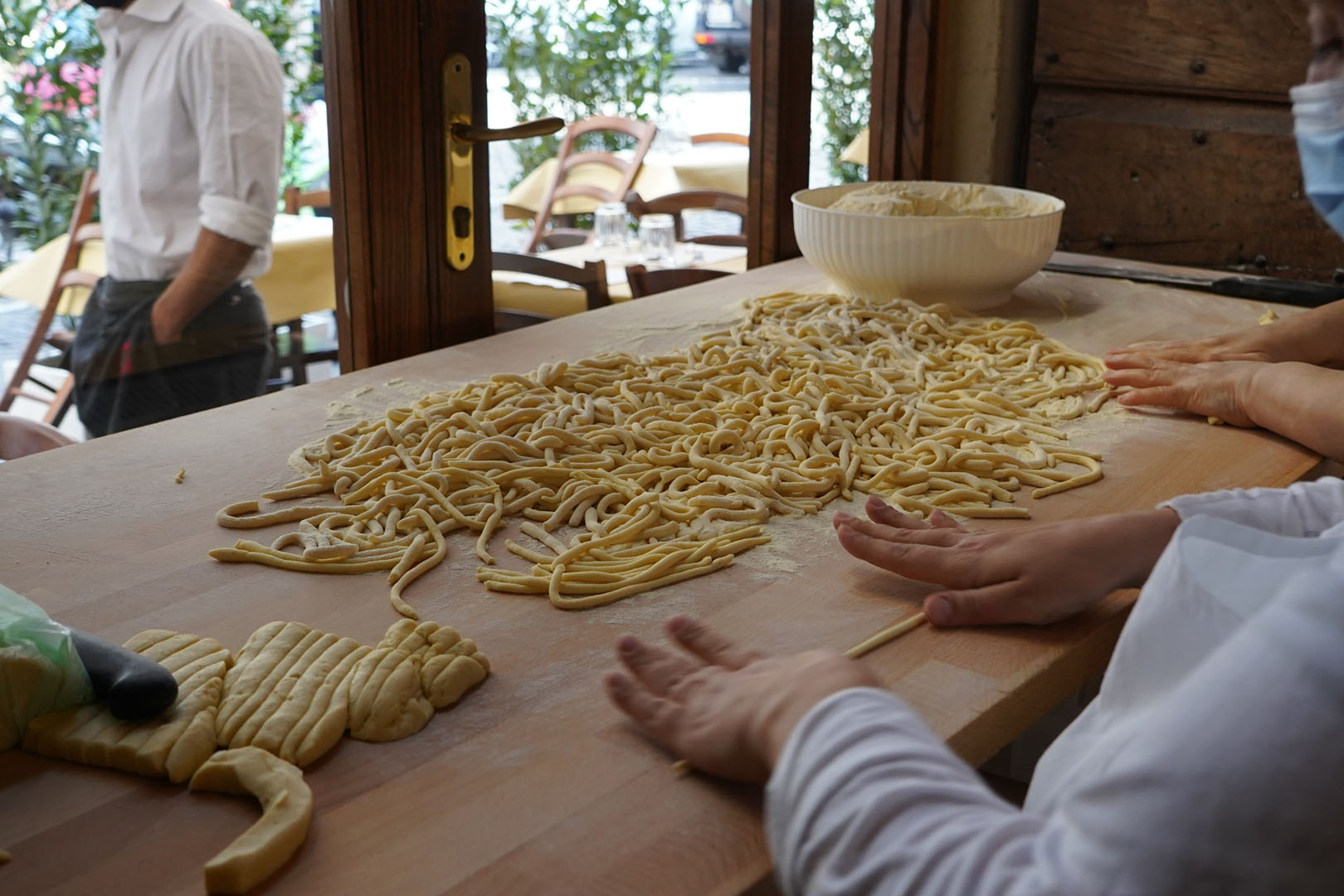 Forse la pasta preparata a mano in vetrina ha stancato persino i turisti