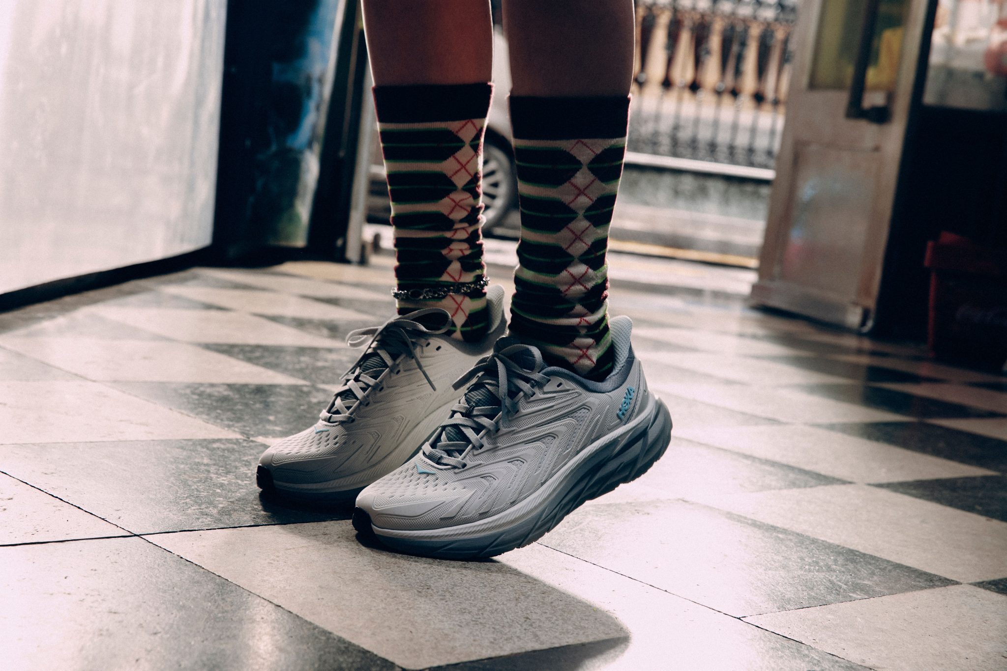 Le HOKA Clifton UTL di Emma Rogue stanno bene con tutto