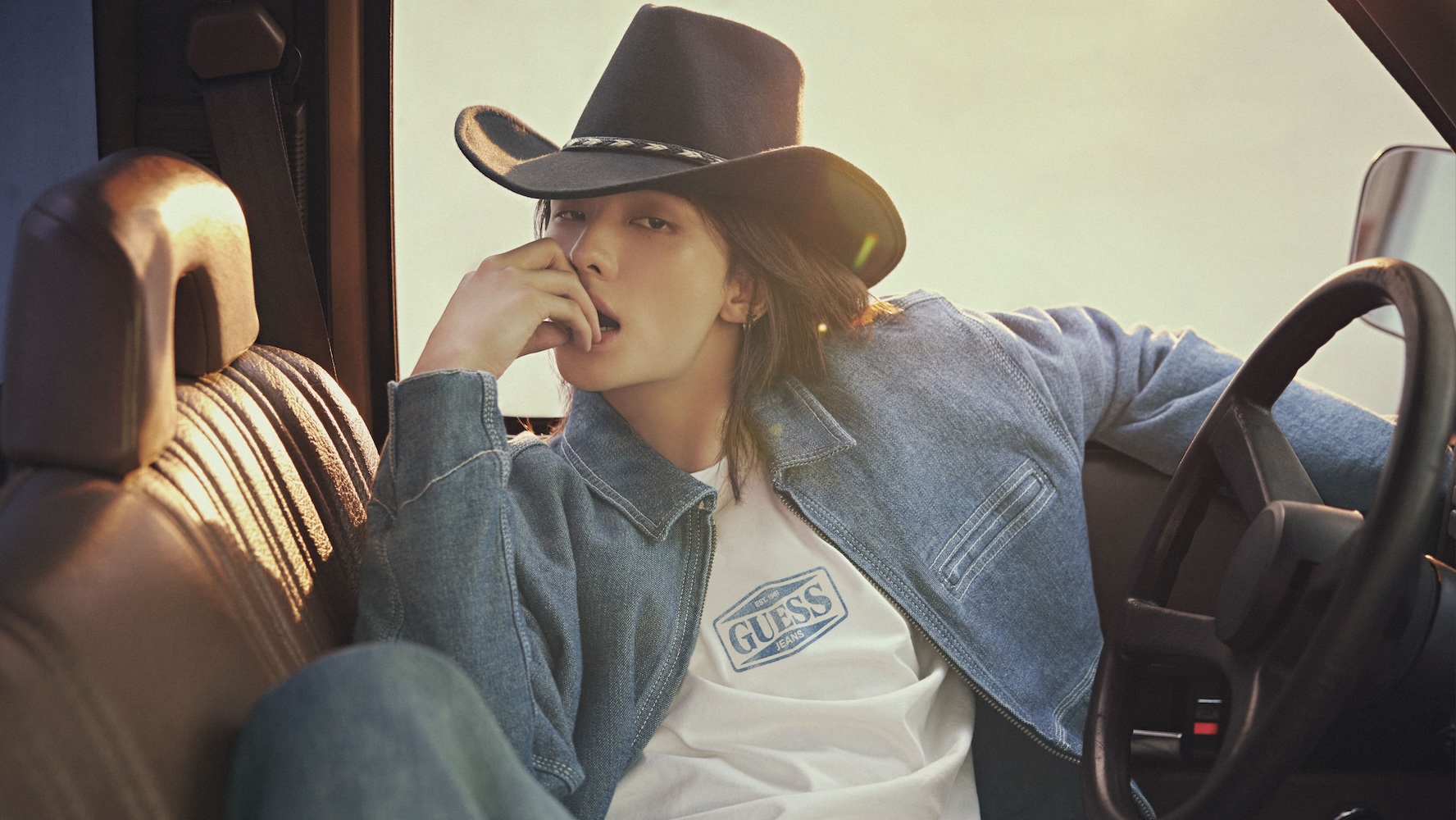 La nuova campagna di GUESS con protagonista Hyunjin degli Stray Kids