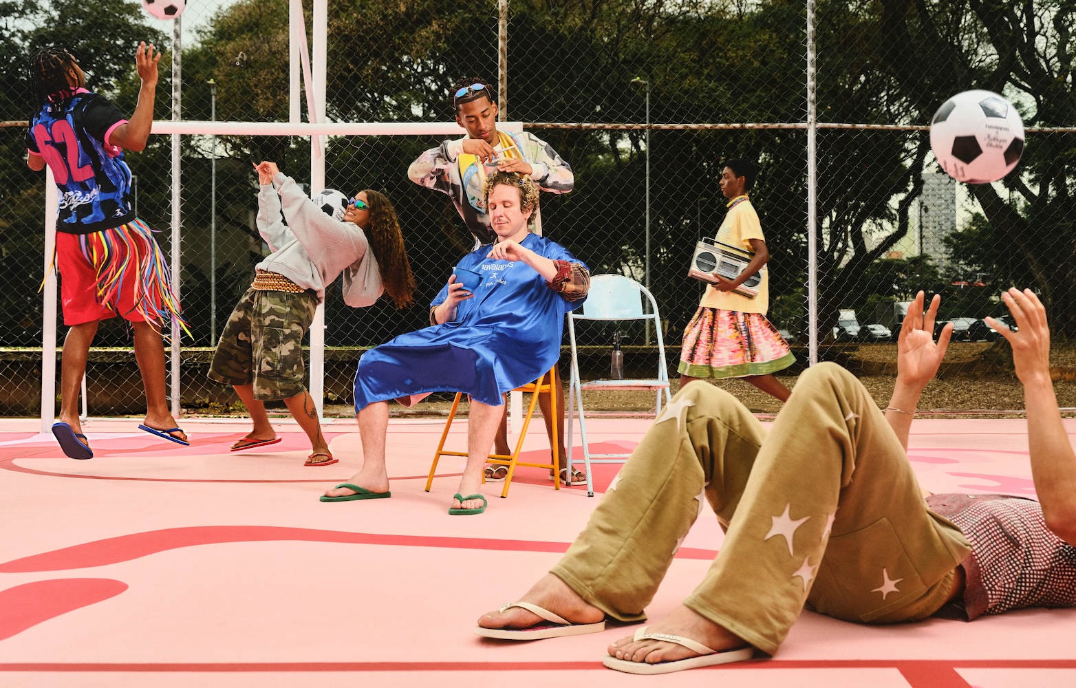 Calcio, arte e moda nella collaborazione tra Havaianas e KidSuper