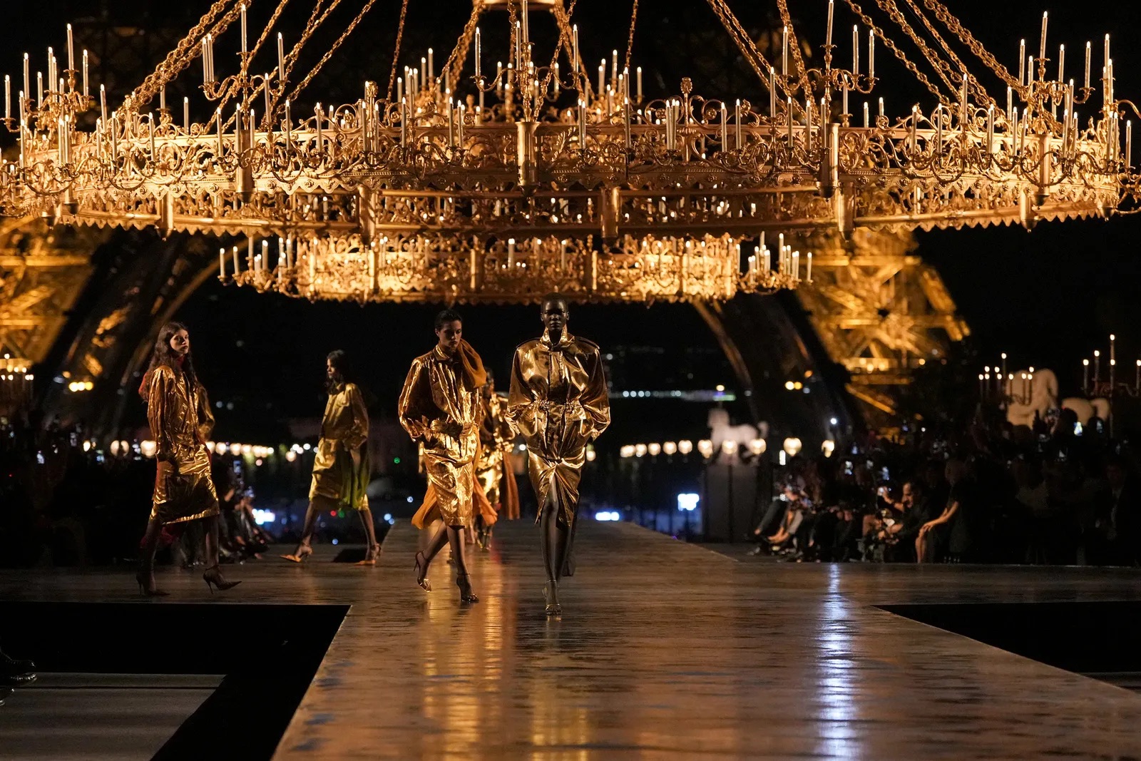 Saint Laurent: una sfilata per i 10 anni d’oro di Anthony Vaccarello