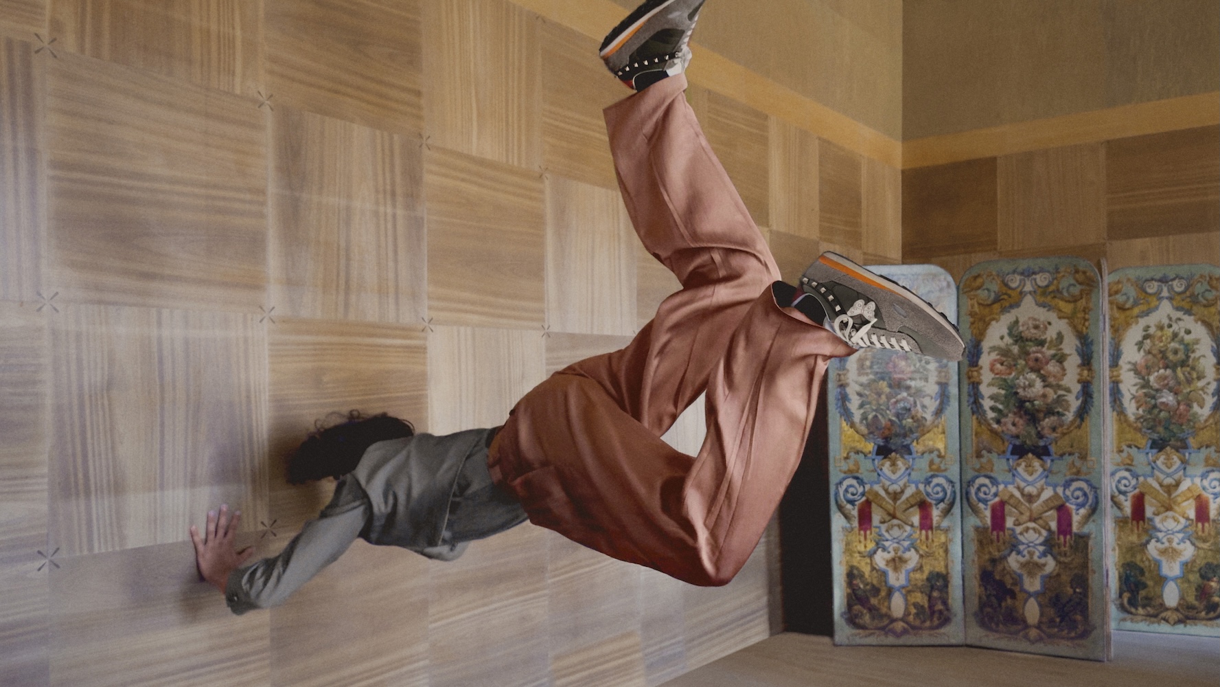 Un atleta di parkour nello studio di Alessandro Michele per presentare le Valentino Garavani Stud Up