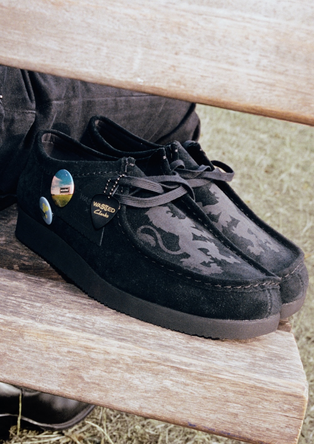 Wasted e Clarks rileggono il Britpop con una Wallabee speciale